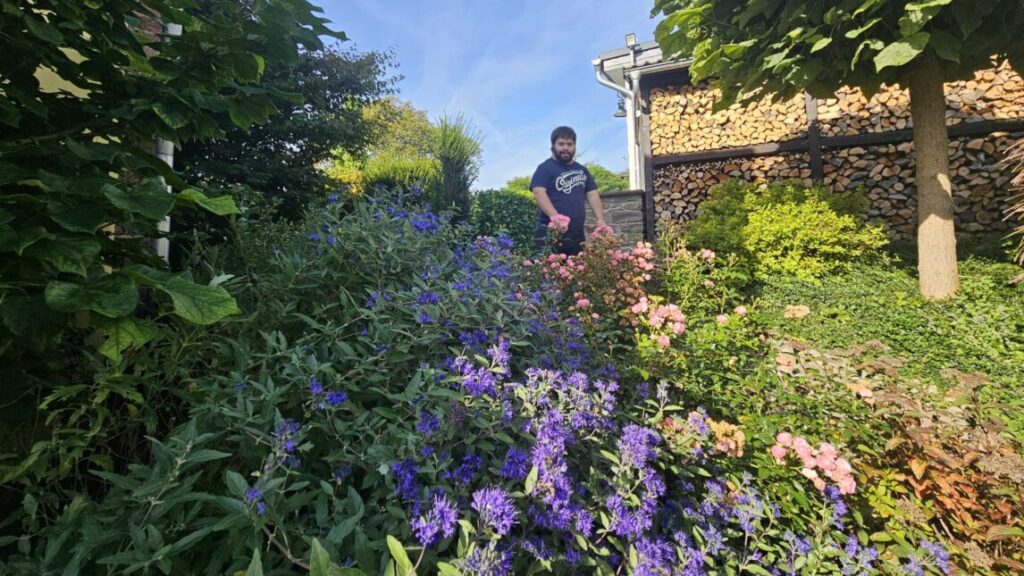 Tobias im Garten