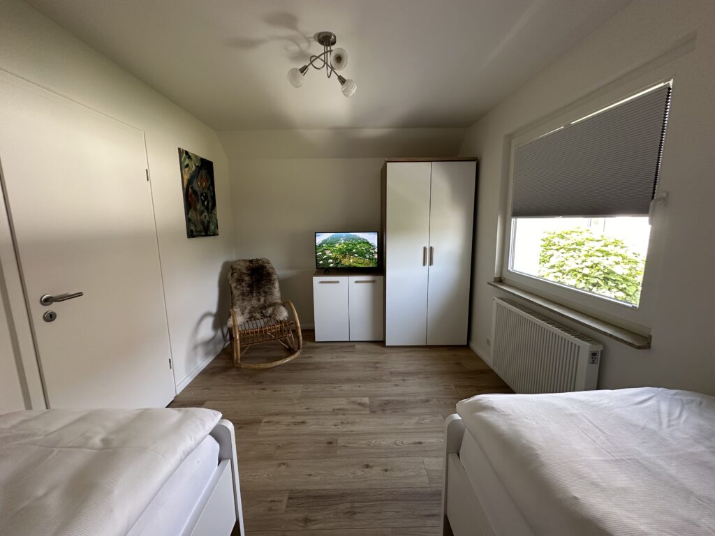 Schlafzimmer 2 - großer Kleiderschrank und Kommode