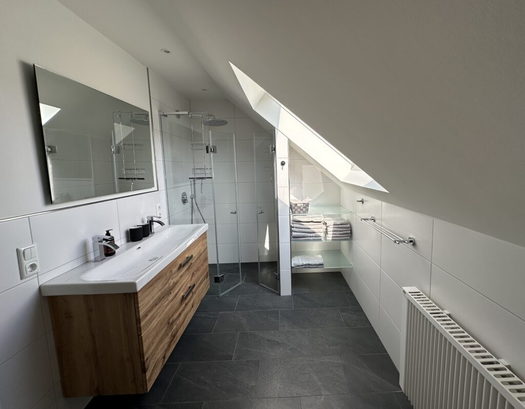 Badezimmer mit Regendusche