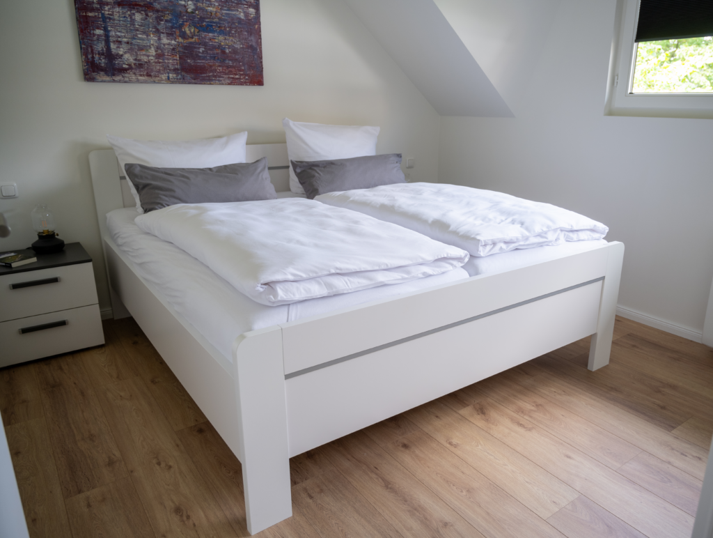 Schlafzimmer 1 mit Doppelbett 180 x 200 cm