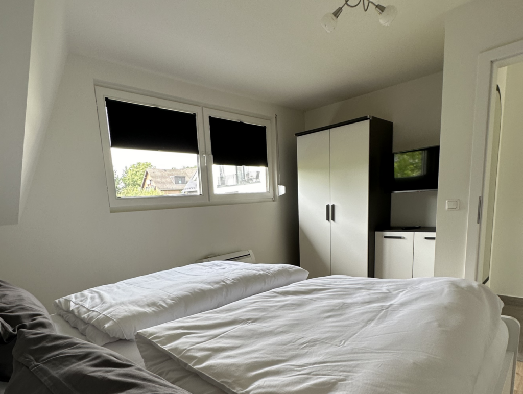 Schlafzimmer 1 - großer Kleiderschrank und Kommode