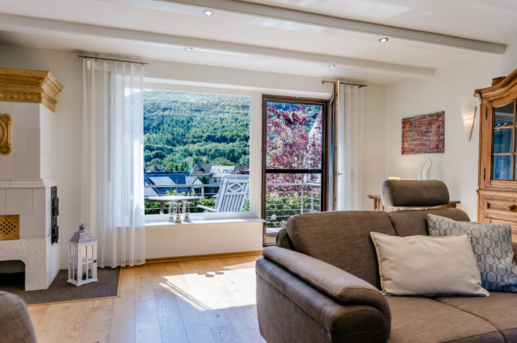 Wohnzimmer mit Balkon